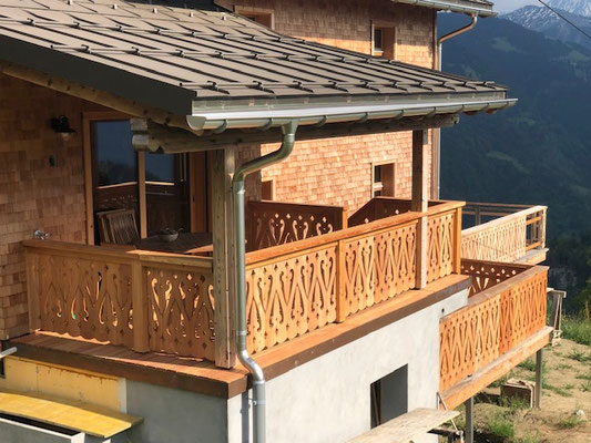 Chalet mit kunstvoll ausgesägtem Balkongeländer