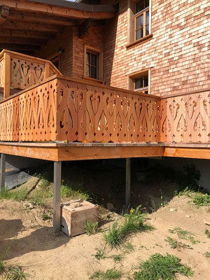 Balkon auf Stützen mit dekorativem Geländer