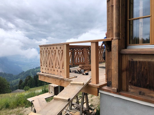Balkon mit Panoramablick über das Tal